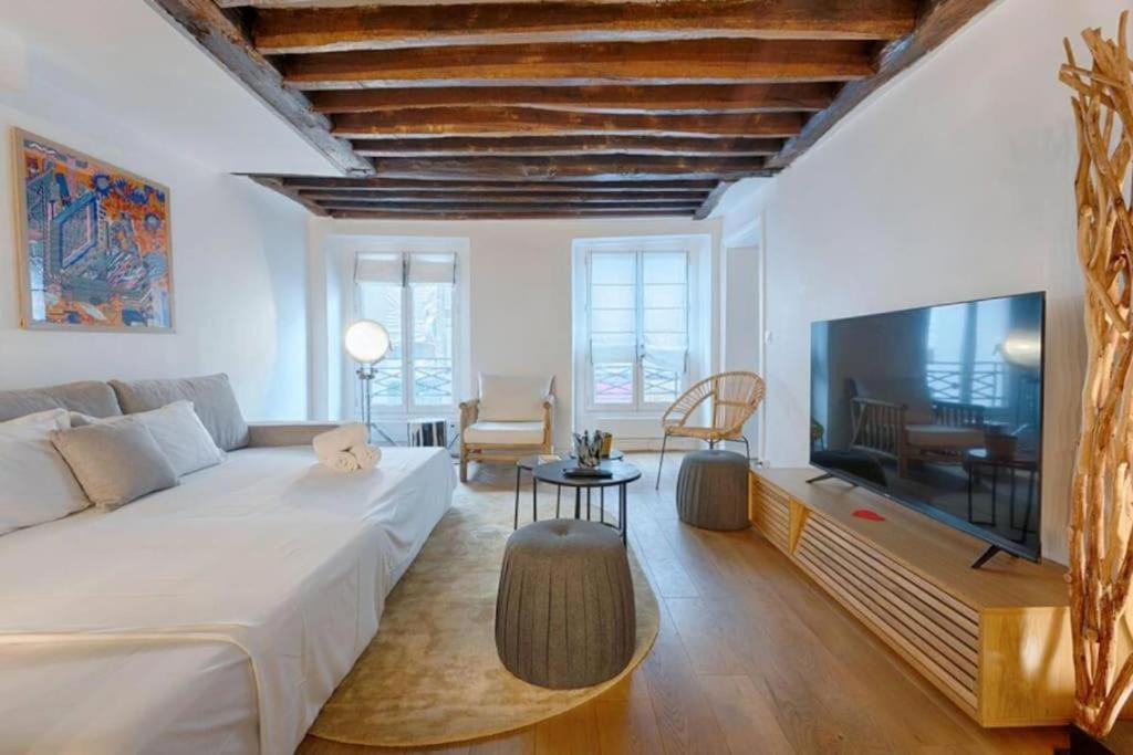 Marais Place Des Vosges Lovely 4p 1br Apartment